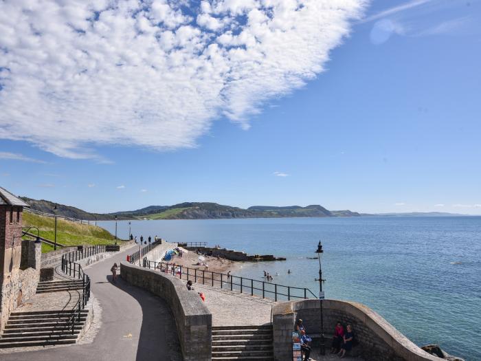 Marnie's Rest is in Lyme Regis, Dorset. Two-bed chalet enjoying sea views. Close to beach and shops.