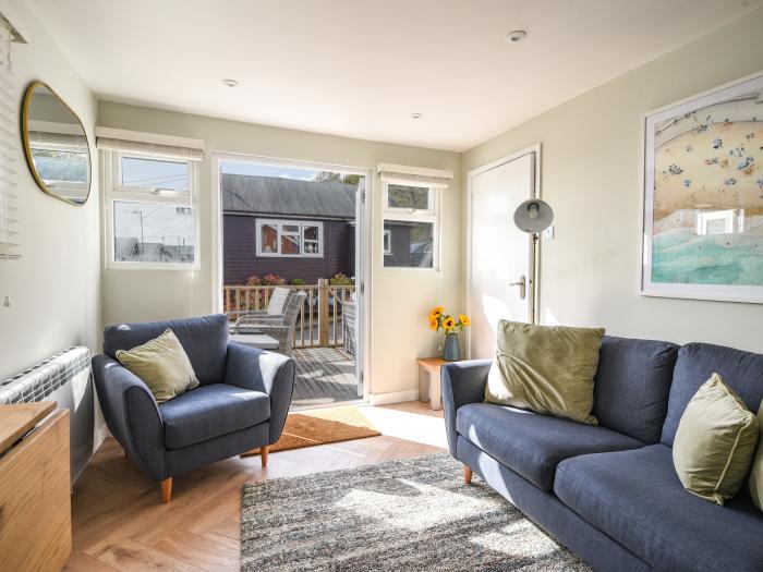 Marnie's Rest is in Lyme Regis, Dorset. Two-bed chalet enjoying sea views. Close to beach and shops.