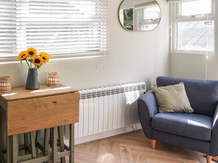 Marnie's Rest is in Lyme Regis, Dorset. Two-bed chalet enjoying sea views. Close to beach and shops.