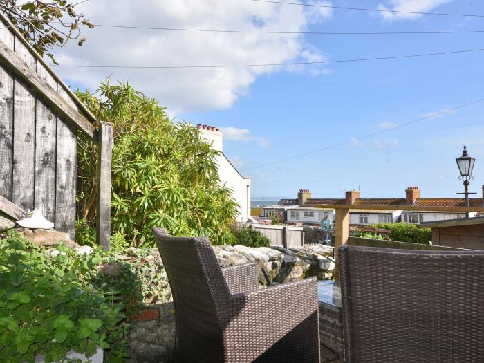 Marnie's Rest is in Lyme Regis, Dorset. Two-bed chalet enjoying sea views. Close to beach and shops.