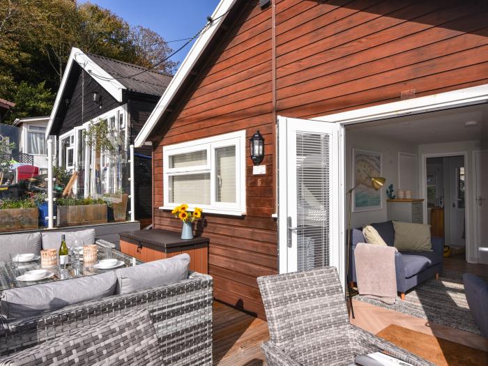 Marnie's Rest is in Lyme Regis, Dorset. Two-bed chalet enjoying sea views. Close to beach and shops.