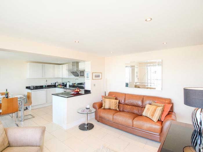 Sunset View, is in Castletown, Portland, in Dorset. Close to amenities and a beach. Open-plan living