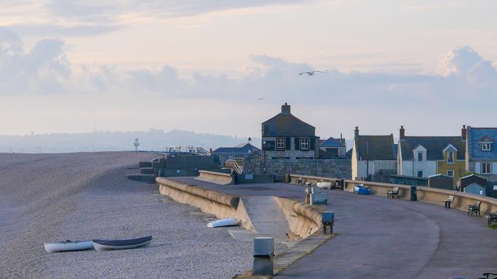 Sunset View, is in Castletown, Portland, in Dorset. Close to amenities and a beach. Open-plan living