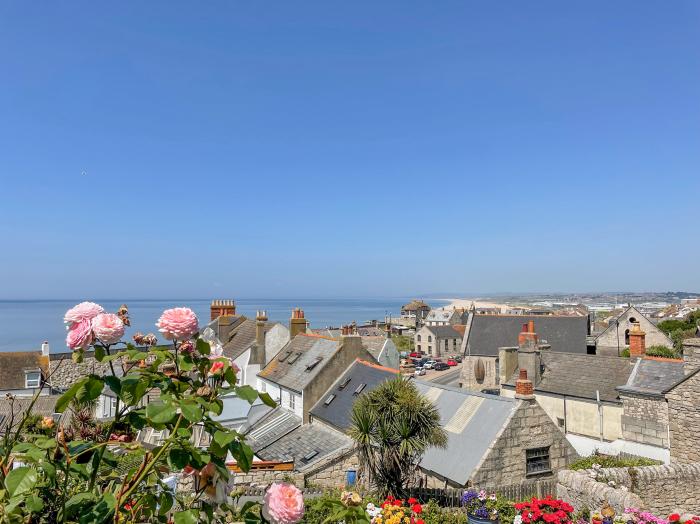 Sunset View, is in Castletown, Portland, in Dorset. Close to amenities and a beach. Open-plan living