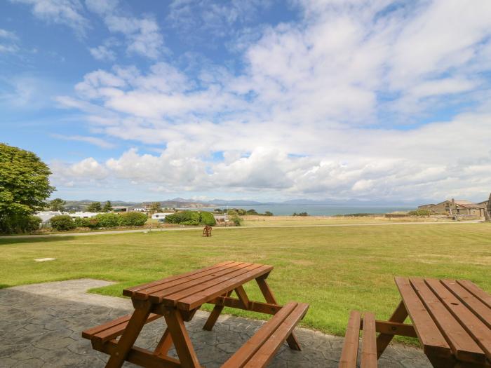 Cim Canol near to Abersoch, North Wales. Large grounds. Five bedrooms. Pet-friendly. Close to beach.