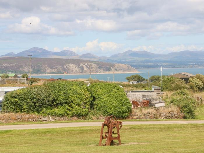 Cim Canol near to Abersoch, North Wales. Large grounds. Five bedrooms. Pet-friendly. Close to beach.