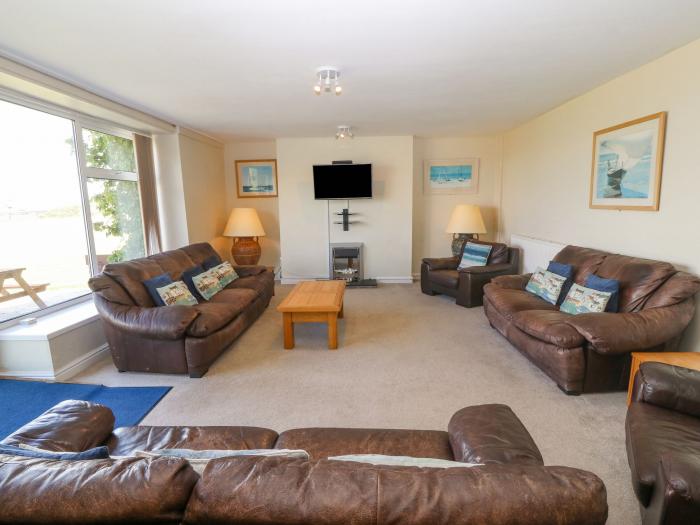 Cim Canol near to Abersoch, North Wales. Large grounds. Five bedrooms. Pet-friendly. Close to beach.