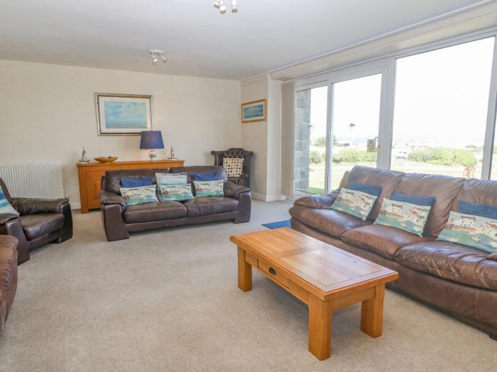 Cim Canol near to Abersoch, North Wales. Large grounds. Five bedrooms. Pet-friendly. Close to beach.