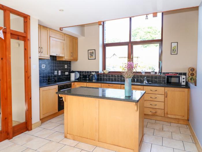 Cute Coastal Village Retreat, Castletownshend, County Cork. Off-road parking. Garden. TV. WiFi. Oven