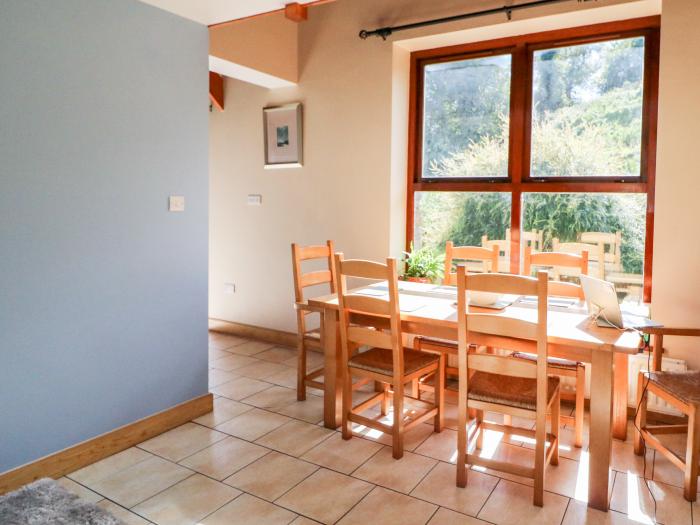 Cute Coastal Village Retreat, Castletownshend, County Cork. Off-road parking. Garden. TV. WiFi. Oven