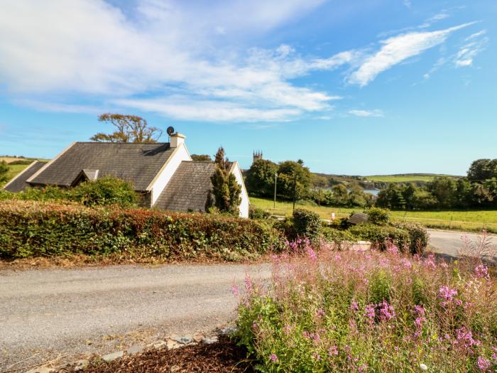 Cute Coastal Village Retreat, Castletownshend, County Cork. Off-road parking. Garden. TV. WiFi. Oven