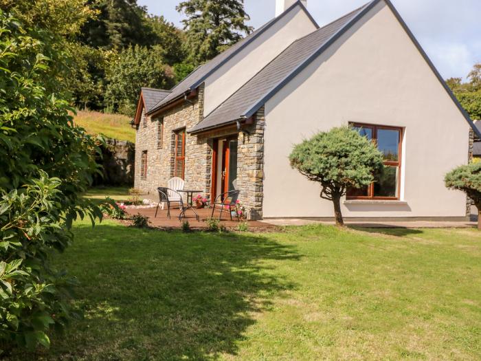 Cute Coastal Village Retreat, Castletownshend, County Cork. Off-road parking. Garden. TV. WiFi. Oven