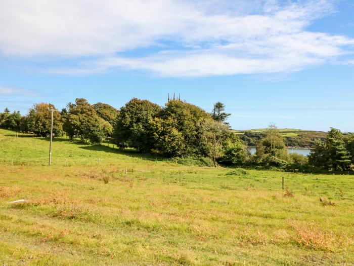 Cute Coastal Village Retreat, Castletownshend, County Cork. Off-road parking. Garden. TV. WiFi. Oven