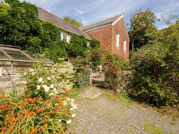 Carneadon Farmhouse, Launceston, Cornwall. Close to a shop, a pub and a castle. Off-road parking. TV