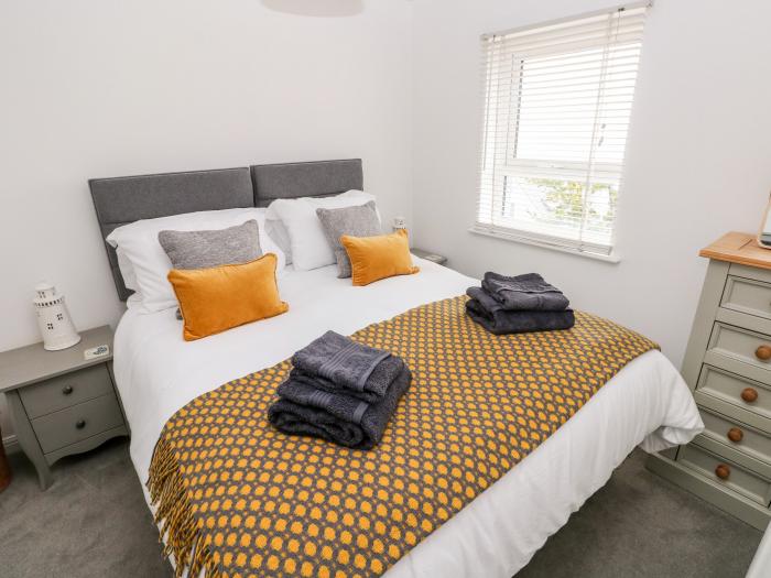 T? Glas in Ogmore-by-Sea, St Brides Major, Glamorgan. Close to beach. Enclosed garden. Pet-friendly.