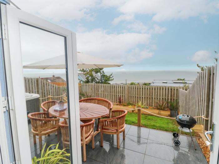 T? Glas in Ogmore-by-Sea, St Brides Major, Glamorgan. Close to beach. Enclosed garden. Pet-friendly.