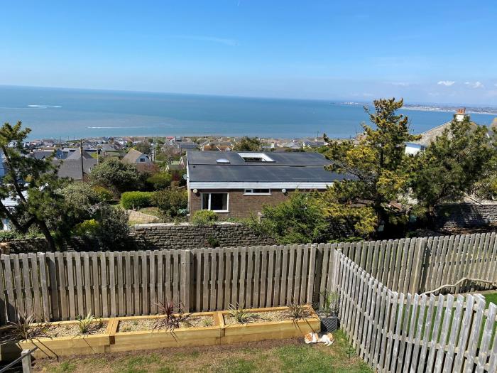 T? Glas in Ogmore-by-Sea, St Brides Major, Glamorgan. Close to beach. Enclosed garden. Pet-friendly.