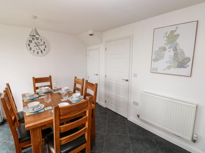 T? Glas in Ogmore-by-Sea, St Brides Major, Glamorgan. Close to beach. Enclosed garden. Pet-friendly.