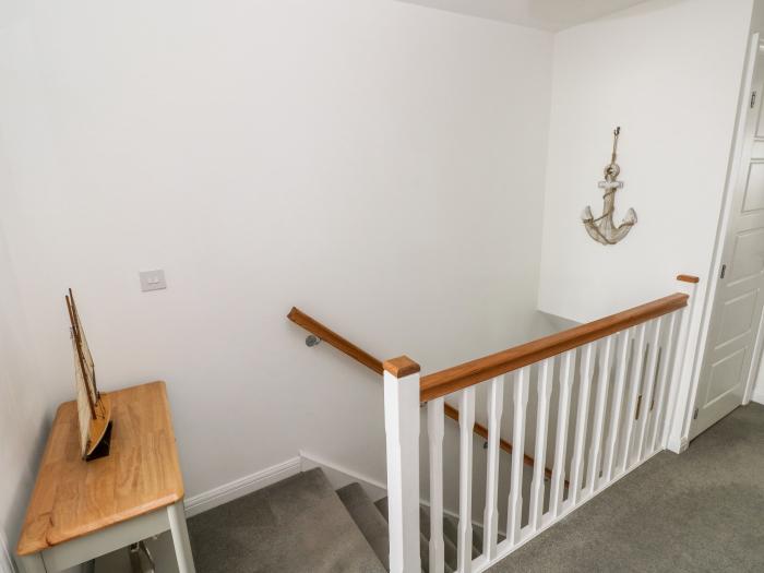 T? Glas in Ogmore-by-Sea, St Brides Major, Glamorgan. Close to beach. Enclosed garden. Pet-friendly.