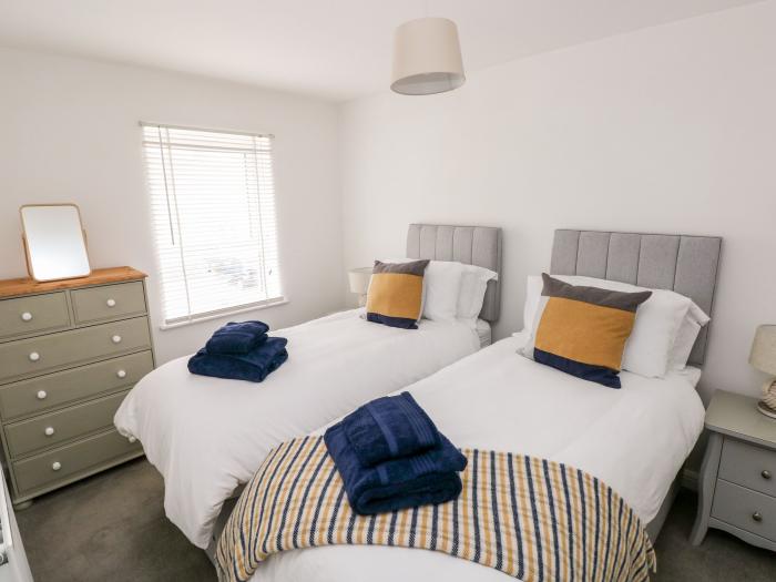 T? Glas in Ogmore-by-Sea, St Brides Major, Glamorgan. Close to beach. Enclosed garden. Pet-friendly.