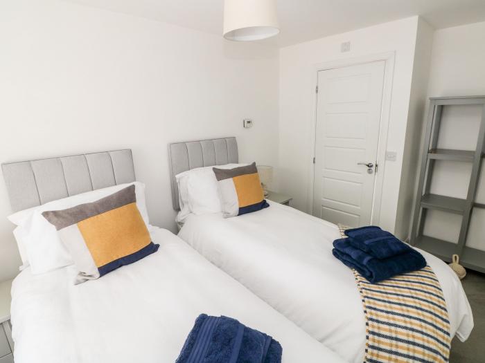 T? Glas in Ogmore-by-Sea, St Brides Major, Glamorgan. Close to beach. Enclosed garden. Pet-friendly.