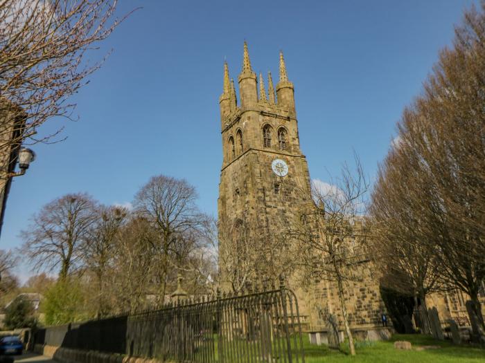 Corner Cottage, in Tideswell, Derbyshire. Three-bedroom home near amenities. In Peak District. Pets.