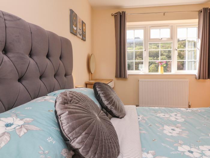 Sunny Views, Combe Martin, Devon. Close to a shop, a pub and a beach. Off-road parking. Pet-friendly