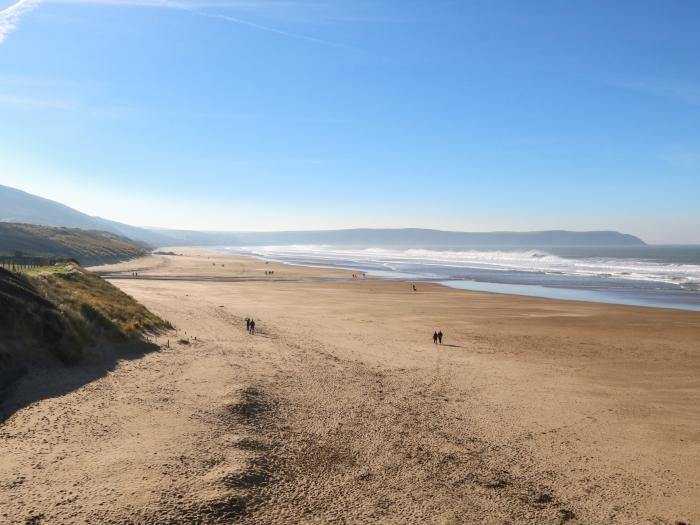 Sunny Views, Combe Martin, Devon. Close to a shop, a pub and a beach. Off-road parking. Pet-friendly