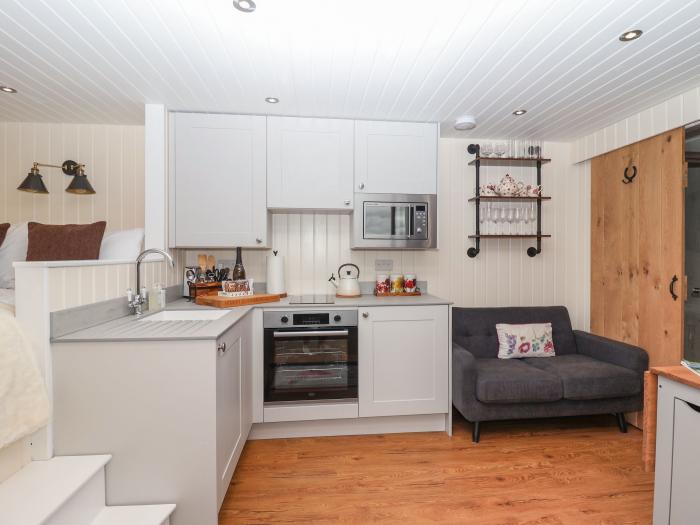 Hillside Hut, is near Ashbourne, Derbyshire. One-bedroom bolthole, ideal for couples. Pet-friendly.