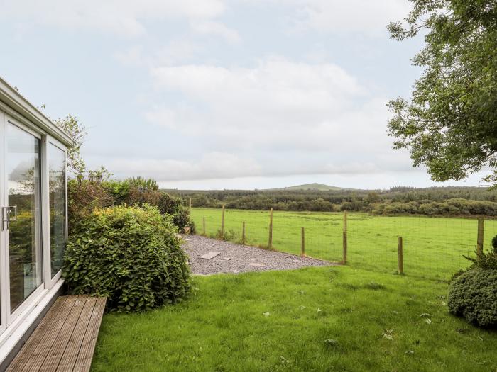 Ty Newydd, is in Llanaelhaearn, in Gwynedd. Child-friendly. Pet-friendly. Enclosed garden. Sea views