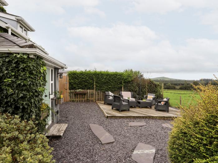 Ty Newydd, is in Llanaelhaearn, in Gwynedd. Child-friendly. Pet-friendly. Enclosed garden. Sea views