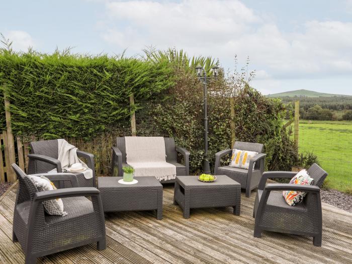 Ty Newydd, is in Llanaelhaearn, in Gwynedd. Child-friendly. Pet-friendly. Enclosed garden. Sea views