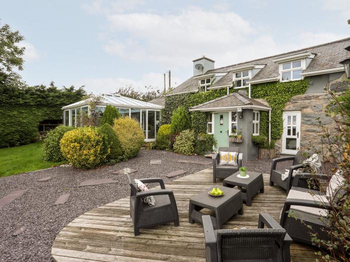 Ty Newydd, is in Llanaelhaearn, in Gwynedd. Child-friendly. Pet-friendly. Enclosed garden. Sea views