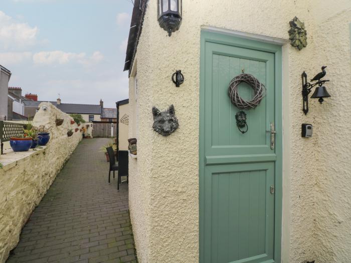 Cobwebs Corner is in Porthcawl, Bridgend. Three-bedroom home resting near beach and amenities. Pets.