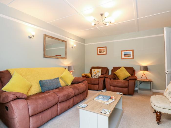 The Nest, Holt, Norfolk. Close to local amenities. Pet-friendly. Single-storey. Off-road parking. TV