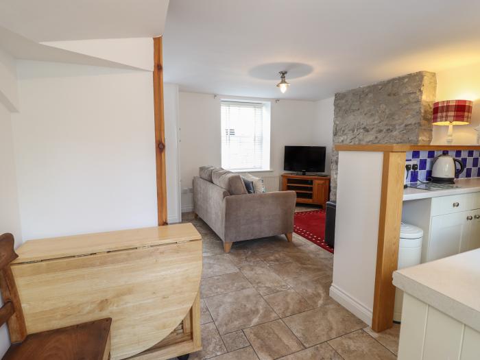 Ty Bach Twt is in Conwy, North Wales. Two-bedroom home resting in the centre of the town. Near coast