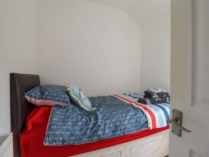 Ty Bach Twt is in Conwy, North Wales. Two-bedroom home resting in the centre of the town. Near coast