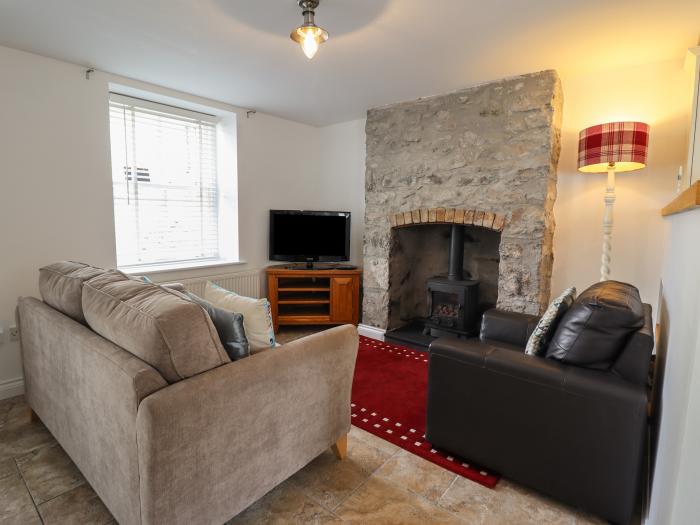 Ty Bach Twt is in Conwy, North Wales. Two-bedroom home resting in the centre of the town. Near coast