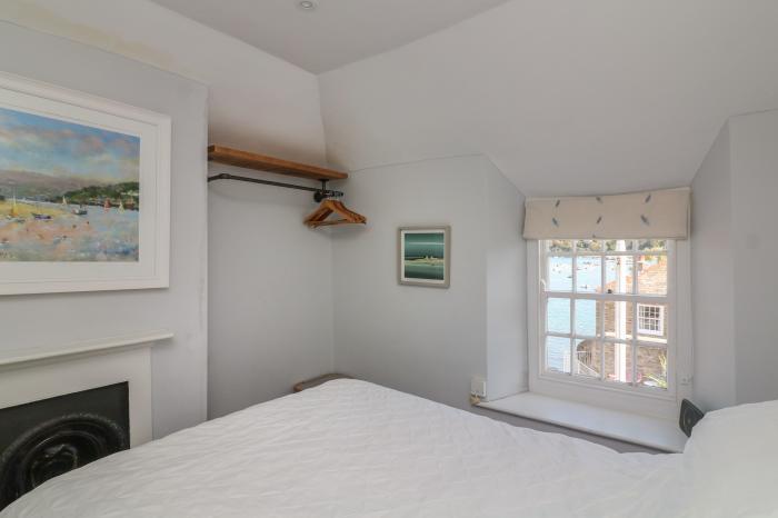 Breakwater, is in Salcombe, Devon. Pet-friendly. Close to amenities. Harbour views. Open-plan. 2bed.