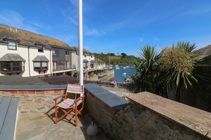 Breakwater, is in Salcombe, Devon. Pet-friendly. Close to amenities. Harbour views. Open-plan. 2bed.