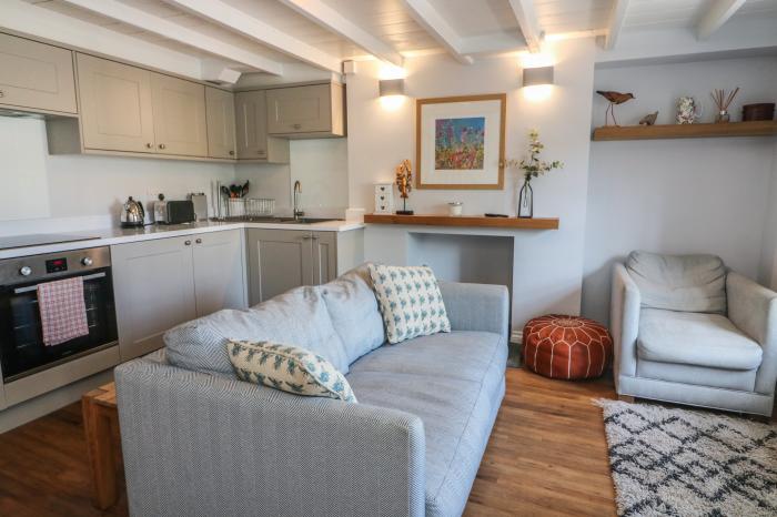 Breakwater, is in Salcombe, Devon. Pet-friendly. Close to amenities. Harbour views. Open-plan. 2bed.