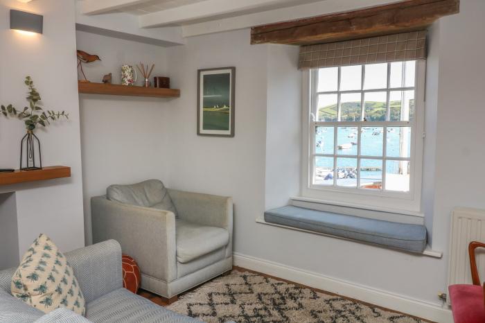 Breakwater, is in Salcombe, Devon. Pet-friendly. Close to amenities. Harbour views. Open-plan. 2bed.