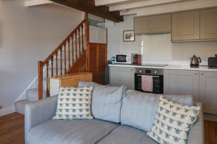 Breakwater, is in Salcombe, Devon. Pet-friendly. Close to amenities. Harbour views. Open-plan. 2bed.