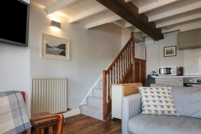 Breakwater, is in Salcombe, Devon. Pet-friendly. Close to amenities. Harbour views. Open-plan. 2bed.