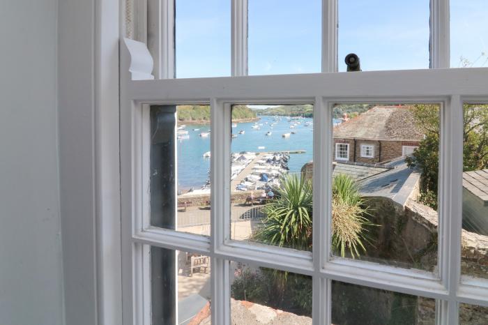 Breakwater, is in Salcombe, Devon. Pet-friendly. Close to amenities. Harbour views. Open-plan. 2bed.