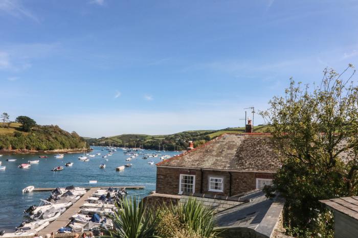 Breakwater, is in Salcombe, Devon. Pet-friendly. Close to amenities. Harbour views. Open-plan. 2bed.