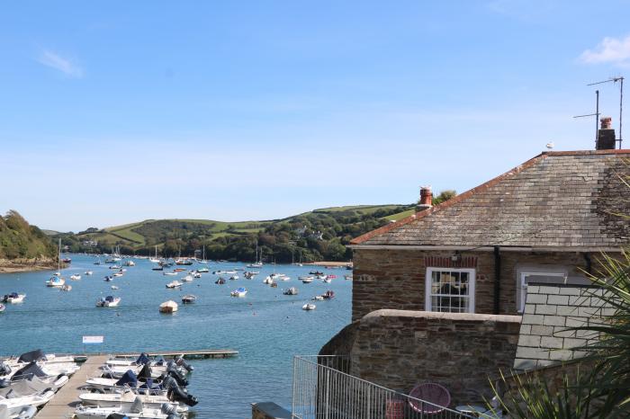 Breakwater, is in Salcombe, Devon. Pet-friendly. Close to amenities. Harbour views. Open-plan. 2bed.