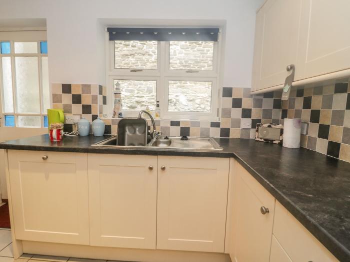 Ty Potiwr, Conwy, North Wales. Two-bedroom home, set near the beach & amenities. Near National Park.