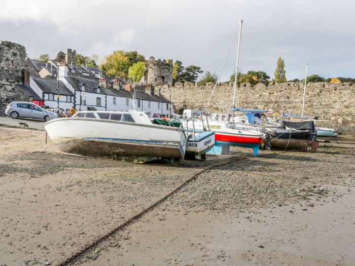 Ty Potiwr, Conwy, North Wales. Two-bedroom home, set near the beach & amenities. Near National Park.