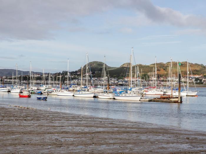 Ty Potiwr, Conwy, North Wales. Two-bedroom home, set near the beach & amenities. Near National Park.